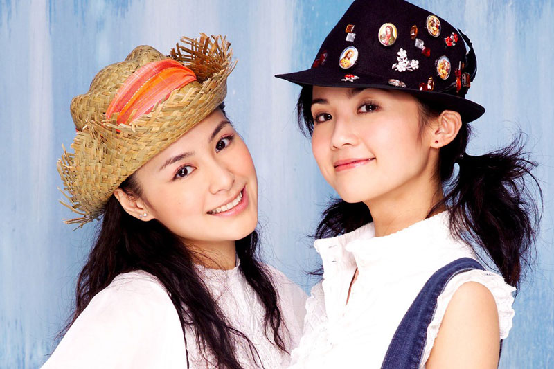 3. Twins. Ban nhạc nữ Hồng Kông (Trung Quốc) được thành lập ngày 18/5/2001, gồm hai thành viên là Thái Trác Nghiên và Chung Hân Đồng. Twins được xem là nhóm nhạc nữ thành công nhất trong lịch sử âm nhạc Hồng Kong. Trong khoảng nửa đầu thập niên 2000, Twins hầu như đã thống trị làng nhạc Cannto pop, cũng như làng âm nhạc châu Á. Đây cũng là nhóm nhạc duy nhất từng giành giải Nữ ca sĩ được hoan nghênh nhất châu Á - Thái Bình Dương. Năm 2008, nhóm nhạc này giải tán sau scandal ảnh “nóng” của Chung Hân Đồng với nam diễn viên Trần Quán Hy.