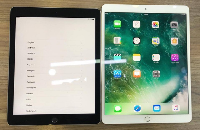 iPad Pro 10.5 inch (phải) đọ dáng cùng iPad Pro 9.7 inch (trái).