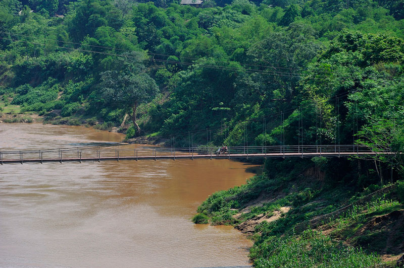 Lưu vực của sông Mã rộng 28.400 km2, phần ở Việt Nam rộng 17.600 km2, cao trung bình 762m, độ dốc trung bình 17,6%, mật độ sông suối toàn lưu vực 0,66 km/km2. Lưu lượng nước trung bình năm 52,6 m3/s. Ảnh: Diem Dang Dung.