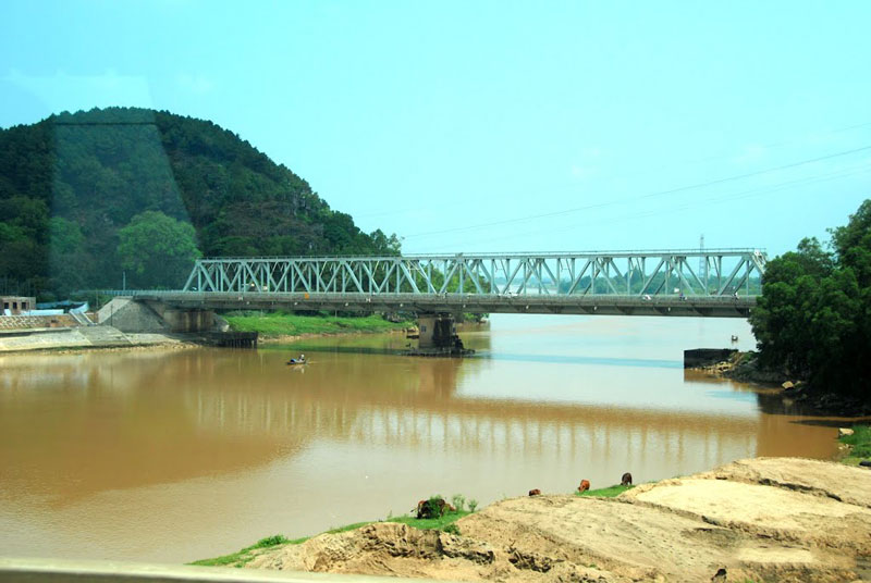 Tên gọi của sông xuất phát từ tên tiếng dân tộc Thái và tiếng Lào là nậm Ma với nậm nghĩa là sông, nước. Đây cũng là tên chính thức của đoạn sông bên Lào. Ảnh: Thanh Sơn HP.