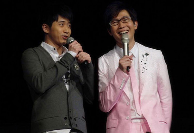 9. Michael & Victor. Nhóm nhạc Đài Loan (Trung Quốc), gồm 2 thành viên là Michael Wong và Victor Wong. Ban nhạc được thành lập năm 1995 sau khi được Jonathan Lee (một ca sĩ, nhạc sĩ và nhà sản xuất đĩa nhạc nổi tiếng của Đài Loan) phát hiện. Năm 2000, Michael & Victor tan rã sau khi họ chuyển qua hát solo.