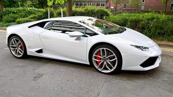 Lamborghini Huracan được cấp giấy phép làm taxi. Hội đồng Thành phố Lincoln ở Anh đã cấp giấy phép taxi cho một chiếc Lamborghini Huracan để sử dụng cho một số dịch vụ chuyên chở đặc biệt. (CHI TIẾT)