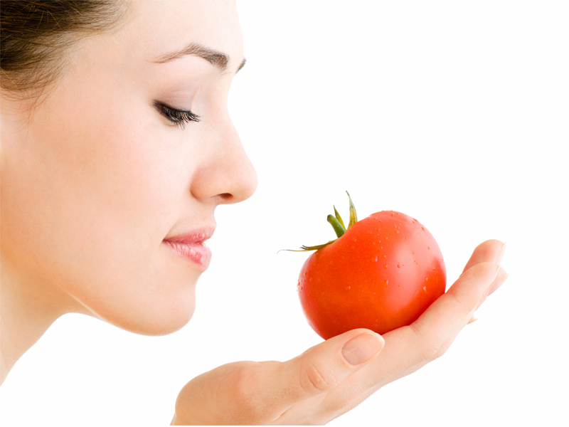 Cà chua ngoài tác dụng làm trắng da còn giúp giảm mụn hiệu quả.