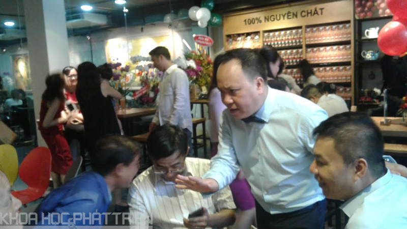 Ông Phan Minh Thông chia sẻ với khách hàng về các sản phẩm của KCOFFEE