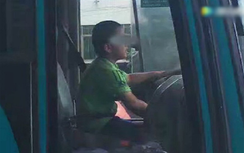 Đứa trẻ 9 tuổi đã điều khiển chiếc xe buýt chạy phăng phăng trên con phố đông người.