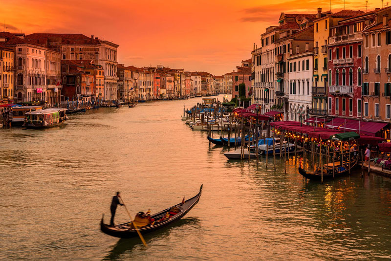 2. Venezia. Là thủ phủ của vùng Veneto và của tỉnh Venezia, Italia. Nó được mệnh danh là “thánh địa tình yêu” và là thành phố mà bất cứ ai cũng mơ được một lần trong đời được đến và trải nghiệm.