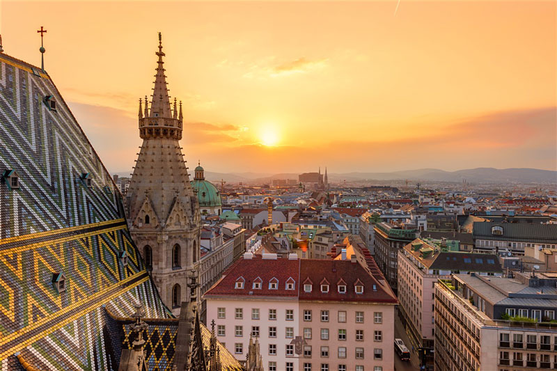 4. Vienna. Thủ đô và đồng thời cũng là một tiểu bang của nước Áo. Nó là thành phố lớn nhất và là trung tâm văn hóa, kinh tế và chính trị của quốc gia Trung Âu này. Vienna luôn nằm trong top 10 thành phố thịnh vượng nhất trên thế giới. Hàng năm, thành phố thu hút lượng lớn khách du lịch tới tham quan.