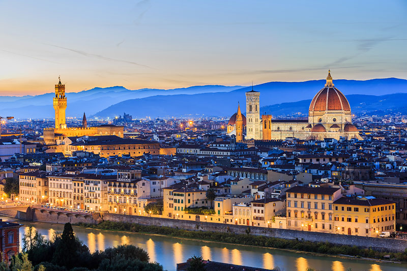 5. Florence. Là thủ phủ của vùng Toscana, Italia. Từ thời trung cổ Florence đã là trung tâm thương mại - văn hoá của châu Âu và được xem như là nơi phát động trào lưu thời kỳ phục hưng của Italia. Trung tâm lịch sử tại Florence được UNESCO chọn làm Di sản thế giới năm 1982.