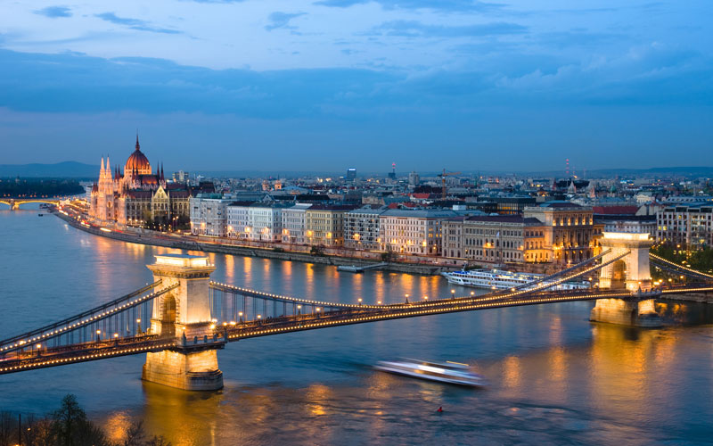 6. Budapest. Thủ đô, thành phố lớn nhất, trung tâm chính trị, văn hóa, thương mại, công nghiệp và giao thông vận tải của Hungary. Nó được xem là một trong những thành phố đẹp nhất châu Âu.