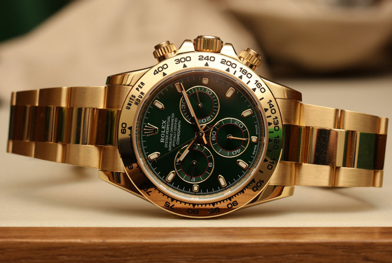 7. Rolex. Là nhà sản xuất đồng hồ đeo tay cao cấp của Thụy Sĩ được thành lập năm 1905 bởi Hans Wilsdorf và Alfred Davis tại London, Anh. Đồng hồ của Rolex thường được xem là biểu tượng của địa vị xã hội.