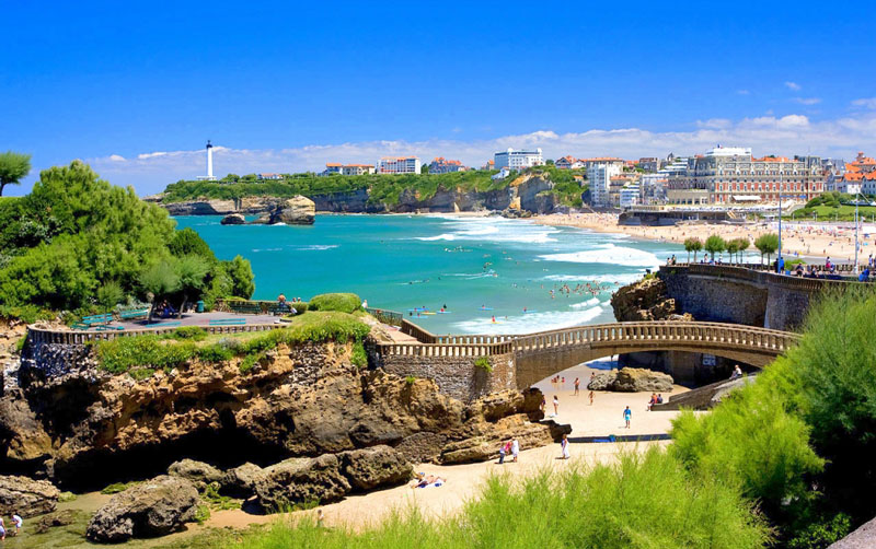 8. Biarritz. Là thành phố trên Vịnh Biscay, thuộc bờ biển Đại Tây Dương ở Pyrenees-Atlantiques, Pháp. Đây là điểm đến du lịch biển sang trọng, được biết đến với Hotel du Palais (được xây dựng cho hoàng hậu Eugenie khoảng năm 1855).