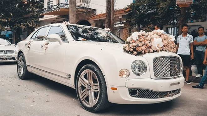 Bentley Mulsanne làm xe rước dâu trong đám cưới tại Hải Phòng. Mới đây, một đám cưới tại Hải Phòng đã gây sự chú ý khi xuất hiện 2 chiếc xe sang đó là chiếc Bentley Mulsanne màu trắng muốt và chiếc Mercedes-Benz CLK 550 mui trần độ cửa cắt kéo. (CHI TIẾT)
