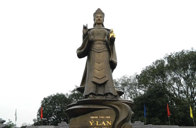 Tượng hoàng thái hậu Ỷ Lan tại Đền thờ bà ở Gia Lâm, Hà Nội. Ảnh: VOV.