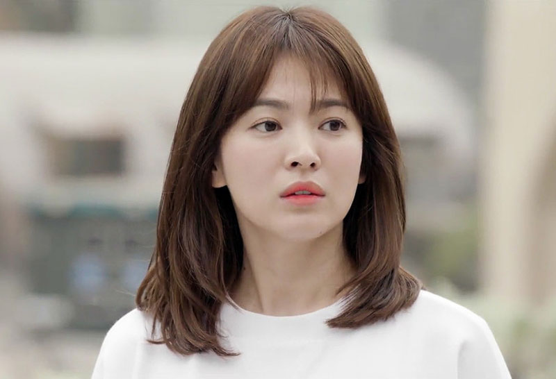 7. Song Hye-kyo. Là diễn viên được biết đến qua các phim Trái tim mùa thu, Ngôi nhà hạnh phúc, Gió đông năm ấy, Hậu duệ mặt trời… Nhờ ngoại hình xinh xắn cùng diễn xuất tốt, cô gái sinh năm 1981 được xem là “hòn ngọc quý” của làng giải trí Hàn Quốc.