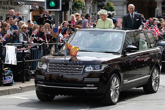 Bộ sưu tập xe hơi trị giá 290 tỷ của nữ hoàng Anh. Dù không hề có bằng lái ôtô nhưng Nữ hoàng Anh Elizabeth đệ nhị lại sở hữu trong tay bộ sưu tập siêu xe 