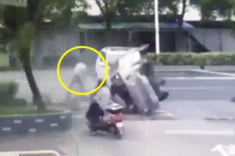 Bị ôtô văng qua đầu, người đàn ông vẫn bình an vô sự. Tuy bị chiếc ôtô nhào lộn qua đầu nhưng người đàn ông đi xe đạp ở Trung Quốc vẫn may mắn không gặp phải chấn thương nào. (CHI TIẾT)