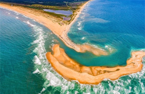 Đảo Vỏ sò xuất hiện ngoài bờ biển North Carolina, Mỹ. Ảnh: Instagram.