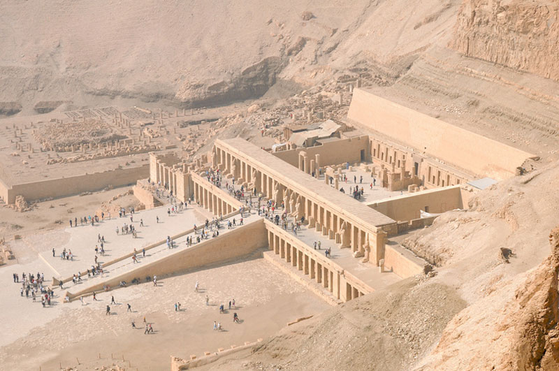 3. Hatshepsut. Tọa lạc bên bờ Tây của sông Nile, đồng thời cũng là lăng mộ nữ hoàng Hatshepsut - người trị vì Ai Cập từ năm 1479 TCN. Ngôi đền có kiến trúc đặc trưng với các hàng cột do kiến trúc sư hoàng gia là Senemut thiết kế.