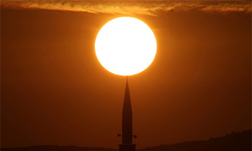 Lực hấp dẫn của Mặt Trời có thể được sử dụng để khuếch đại tín hiệu trong vũ trụ. Ảnh minh họa: Reuters.