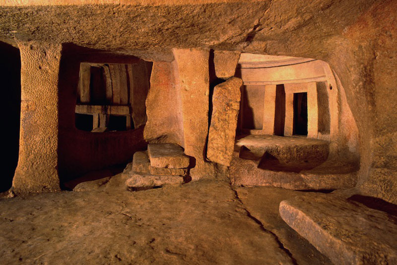4. Hypogeum. Là ngôi đền ngầm thời tiền sử duy nhất trên thế giới được xây dựng năm 2500 TCN. Kiến trúc của hầm mộ bao gồm rất nhiều các hành lang, các bức tường vách ngăn bằng các khối đá lớn được xếp khít với nhau, các phòng có kiến trúc hình elip. Trong mỗi phòng là rất nhiều đố gốm, đồ trạm khắc,bùa hộ mệnh và xương động vật...