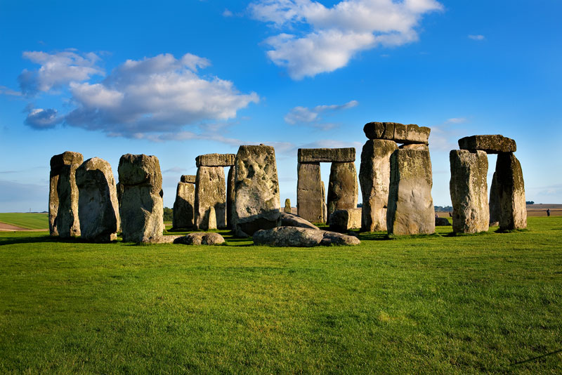 1. Stonehenge. Công trình tượng đài cự thạch thời kỳ đồ đá mới và thời kỳ đồ đồng gần Amesbury ở Anh. Công trình này bao gồm các công sự bằng đất bao quanh một vòng đá, là một trong những địa điểm tiền sử nổi tiếng thế giới. Các nhà khảo cổ cho rằng các cột đá này được dựng lên từ khoảng 2500-2000 TCN dù các vòng đất xung quanh được xây dựng sớm hơn, khoảng 3100 năm TCN. Khu vực này và khu vực xung quanh đã được UNESCO công nhận là Di sản thế giới năm 1986.