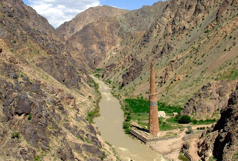 10. Tháp giáo đường ở Jam. Tháp tọa lạc ở phía Tây của Afghanistan, được xây gần sông Hari và chung quanh là núi đá. Toà tháp này cùng các di chỉ khảo cổ xung quanh đã được UNESCO công nhận là di sản thế giới vào năm 2002. Nó cao 65m, được xây dựng vào thế kỷ 12 sau CN.
