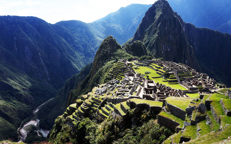 1. Machu Picchu. Khu tàn tích Inca thời tiền Columbo nằm ở độ cao 2.430m trên quả núi có chóp nhọn thuộc thung lũng Urubamba (Peru). Nó đã được UNESCO công nhận là di sản thế giới vào năm 1983. Ruộng bậc thang của Machu Picchu được xây dựng từ các khối đá, với hàng ngàn con đường và bước đi, kết nối các tòa nhà, trung tâm thương mại và nghĩa trang.
