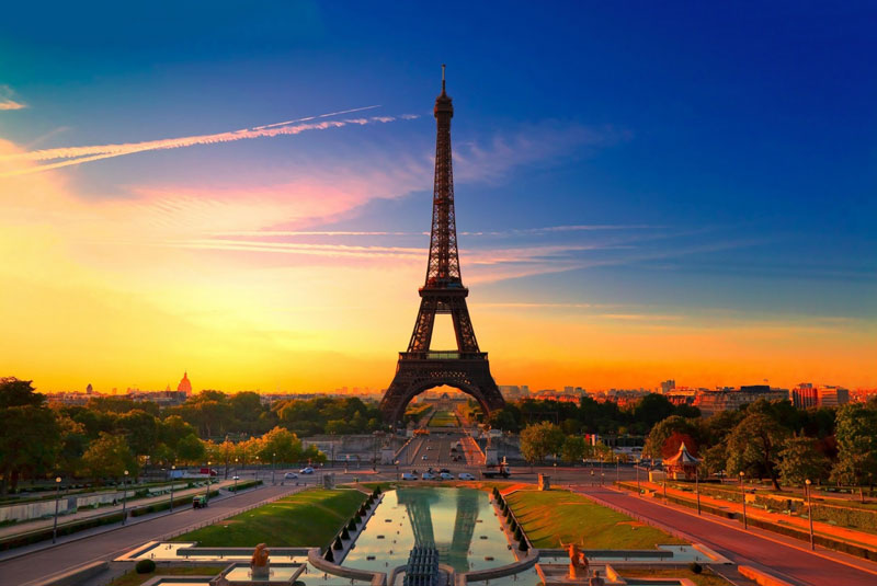 1. Tháp Eiffel. Công trình kiến trúc bằng thép nằm trên công viên Champ-de-Mars, cạnh sông Seine, Thủ đô Paris, Pháp. Tháp do Gustave Eiffel và các đồng nghiệp của mình xây dựng nên nhân buổi Triển lãm thế giới năm 1889 và cũng là dịp kỷ niệm 100 năm Cách mạng Pháp. Chiều cao nguyên bản của công trình là 300m nếu theo đúng thiết kế, nhưng cột ăng ten trên dỉnh đã giúp tháp đạt tới độ cao 325m. Tháp Eiffel trở thành biểu tượng của “kinh đô ánh sáng và là một trong những công trình kiến trúc nổi tiếng nhất toàn cầu.