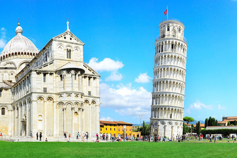 2. Tháp Nghiêng Pisa. Tòa tòa tháp chuông tọa lạc tại thành phố Pisa, Italia. Tòa tháp này cao 55,86m tính từ mặt đất lên đến nóc bên thấp và 56,70m đến nóc bên cao. Nó được xây dựng năm 1173 và được UNESCO công nhận là di sản thế giới vào năm 1987.