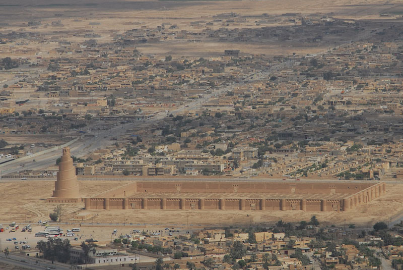 5. Nhà thờ Hồi giáo lớn Samarra. Đây là nhà thờ Hồi giáo được xây dựng vào thế kỷ 9, nằm bên dòng sông Tigris ở Samarra, Iraq. Công trình được xây dựng vào năm 848 và hoàn thành năm 851 dưới triều đại của khalip nhà Abbas là Al-Mutawakkil, người đã trị vì ở Samarra từ 847 đến 861. Nó nổi tiếng với ngọn tháp Malwiya hình nón lớn cao 52m và rộng 33m với một con đường dẫn lên đỉnh hình xoắn ốc.