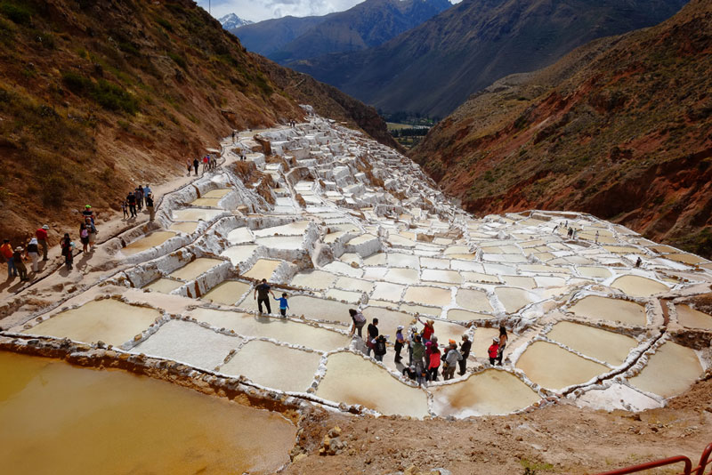 6. Salinas de Maras. Ruộng bậc thang chuyên sản xuất muối có từ thời tiền sử Inca, thuộc vùng Cuzco của Peru. Ngày đó, người ta tạo ra muối bằng cách làm bay hơi nước mặn từ một dòng suối ngầm địa phương. 