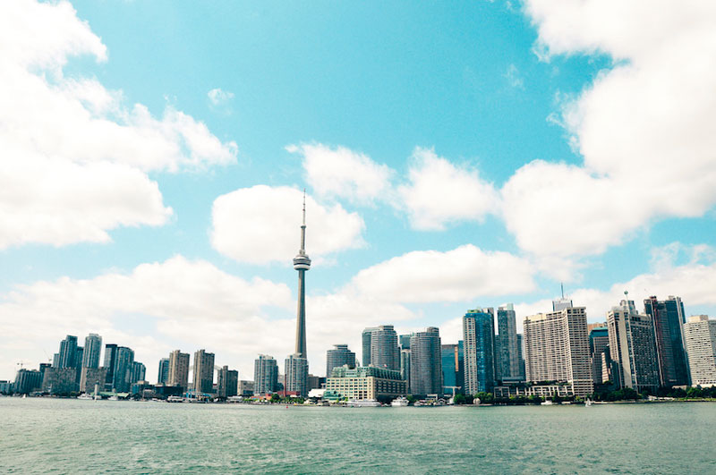 6. Tháp CN. Tọa lạc tại thành phố Toronto, Canada với độ cao 553,33m. Trong khoảng thời gian từ năm 1975-2007, đây là kết cấu độc lập cao nhất thế giới nằm trên đất liền. Công trình được xem như biểu tượng của thành phố Toronto nói riêng và một trong những biểu tượng của Canada nói chung. 