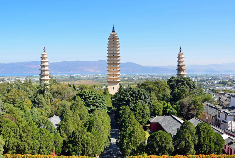7. Sùng Thánh Tự. Ngôi đại tự nổi tiếng từng tồn tại từ năm 937 cho đến năm 1253, nằm trong khu vực của tỉnh Vân Nam, Quý Châu và Tây Nam tỉnh Tứ Xuyên, Trung Quốc. Sùng Thánh Tự bao gồm 3 ngôi chùa độc lập tạo thành 1 tam giác cân đối xứng.