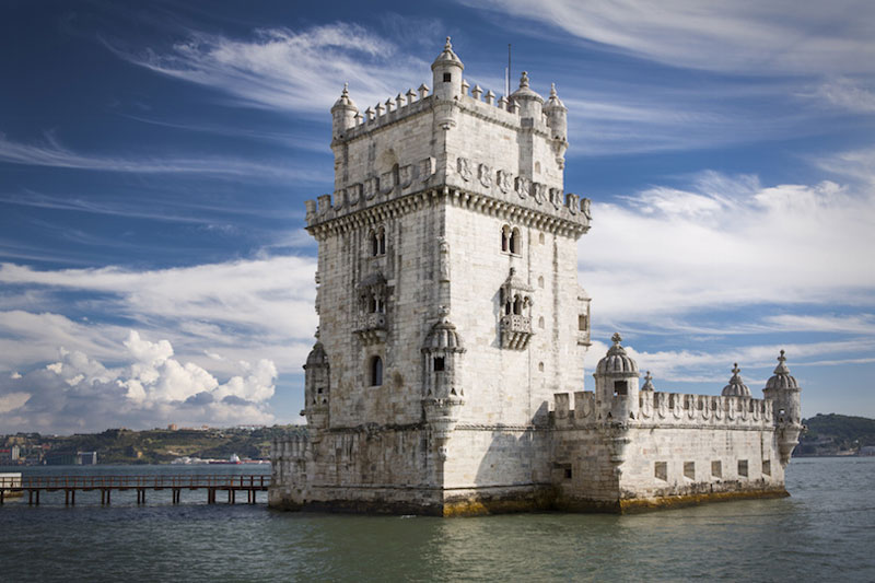 9. Tháp Belem (tháp Tower of St Vincent). Được xây dựng trong giáo xứ dân sự của Santa Maria de Belem ở thành phố Lisbon, Bồ Đào Nha. Đây là di sản thế giới được UNESCO công nhận (cùng với Tu viện Jeronimos gần đó) vì vai trò quan trọng của nó trong các khám phá hàng hải của Bồ Đào Nha về kỷ nguyên của Age of Discoveries. Tháp được xây dựng vào đầu thế kỷ 16 và là một ví dụ điển hình về phong cách Manuel Manuel của Bồ Đào Nha.