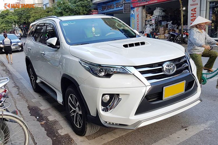 Toyota Fortuner độ Lexus siêu rẻ, chỉ 20 triệu tại Sài Gòn. Chiếc xe SUV Toyota Fortuner đời mới nổi bật với bộ bodykip giá rẻ của hãng phụ kiện Ativus, Thái Lan bất ngờ xuất hiện trên phố Sài Gòn. (CHI TIẾT)