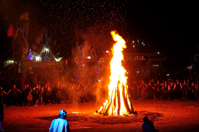 Đốt lửa trại ở lễ hội Văn hóa truyền thống các dân tôc. Ảnh: Diem Dang Dung.