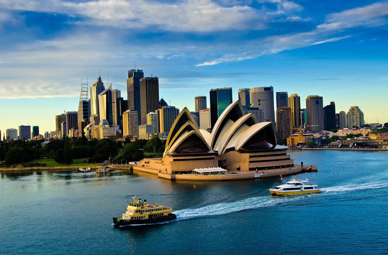 1. Nhà hát Opera Sydney. Nằm ở thành phố Sydney, Australia. Nhà hát có kiến trúc độc đáo hình con sò hay những cánh buồm no gió ra khơi. Đây là công trình kiến trúc độc đáo của Sydney nói riêng và nước Úc nói chung, thu hút nhiều du khách đến thăm. Nhà hát Opera Sydney Đây là một trong những công trình kiến trúc tiêu biểu nhất thế kỷ 20 và là một trong các địa điểm biểu diễn nghệ thuật nổi tiếng nhất thế giới.