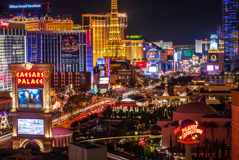 2. Dải Las Vegas. Đoạn đường dài khoảng 6,1 km thuộc Đại lộ Las Vegas Nam, nằm trong Quận Clark, Mỹ. Nhiều bất động sản khách sạn, sòng bạc và khu nghỉ dưỡng vui chơi của thế giới tọa lạc trên Dải Las Vegas nổi tiếng thế giới này.