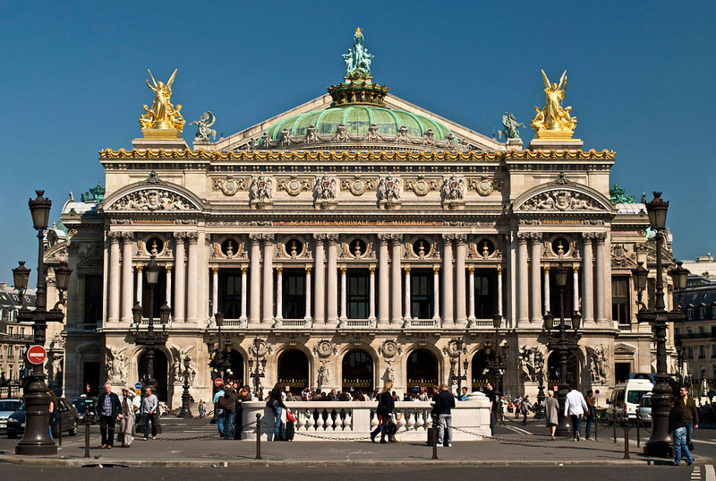 2. Nhà hát Opera Garnier (Paris Opera). Tọa lạc ở Thủ đô Paris, Pháp. Paris Opera là công trình nổi bật được Charles Garnier thiết kế theo phong các Tân Baroque, nhà hát này được xem là một trong những kiệt tác kiến trúc thời đó.
