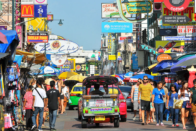 5. Đường Khaosan. Đoạn đường ngắn ở trung tâm Thủ đô Bangkok, Thái Lan. Nó nằm ở vùng Banglamphu (quận Phra Nakhon) cách Hoàng cung và Wat Phra Kaew 1 km về phía Bắc. “Khaosan” tạm dịch là “gạo xay”, như một lời nhắc nhở rằng trước đây đường này là một khu chợ gạo lớn ở Bangkok. Tuy nhiên trong 20 năm qua, đường Khaosan đã phát triển thành khu “du lịch bụi” lớn nhất thế giới.