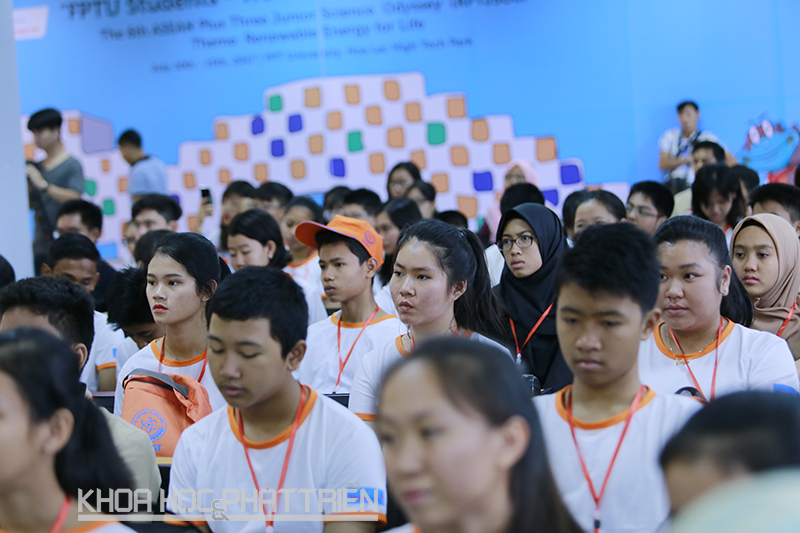  Các em thiếu niên đến từ nhiều nước chăm chú lắng nghe các bài trình bày tại buổi khai mạc