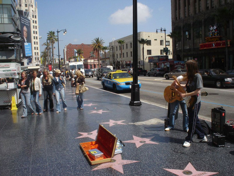 8. Đại lộ Danh vọng Hollywood. Là lề đường dọc đại lộ Hollywood và phố Vine ở Hollywood, California, Mỹ. Con đường ngày gắn hơn 2.000 ngôi sao năm cánh có tên các nhân vật nổi tiếng được phòng thương mại Hollywood vinh danh vì những đóng góp của họ trong ngành công nghiệp giải trí.