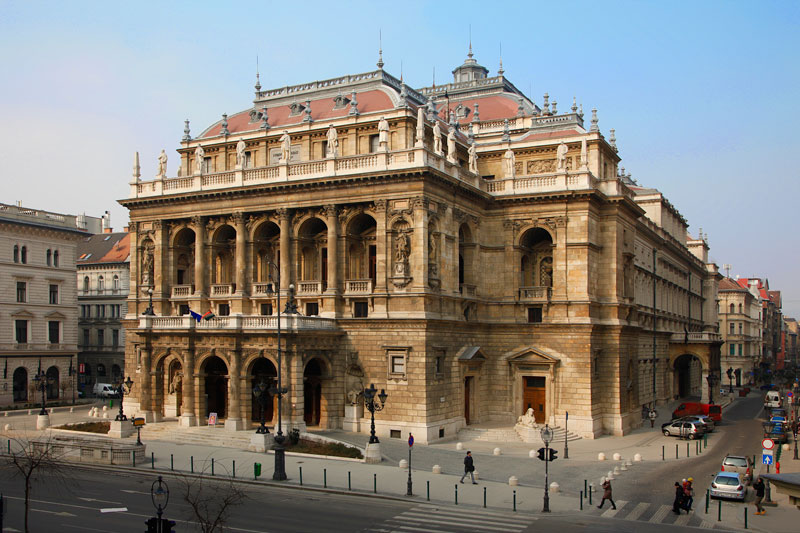 9. Nhà hát Opera quốc gia Hungary. Tọa lạc ở trung tâm Thủ đô Budapest, Hungary. Nhà hát được thiết kế bởi Mikles Ybl, kiến trúc sư nổi tiếng ở Hungary thế kỷ 19. Nó được khởi công vào đầu năm 1875 và chính thức mở cửa vào ngày 27/9/1884. Đây là nhà hát opera lớn thứ hai ở Budapest và Hungary.