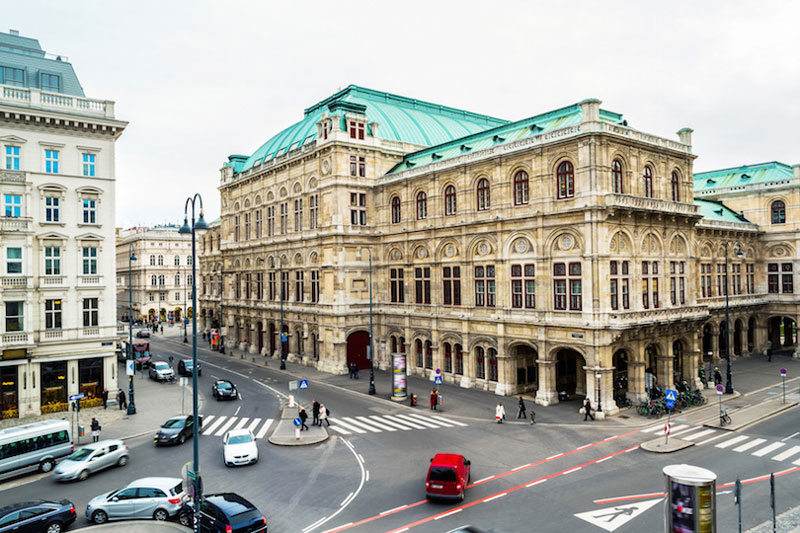 5. Nhà hát Opera Vienna. Tọa lạc ở trung tâm Thủ đô Vienna, Áo. Nhà hát opera Vienna bắt đầu xây dựng nhà vào năm 1861 và hoàn thành năm 1869. August Sicard von Sicardsburg và Eduard van der Null chính là kiến trúc sư thiết kế nên nhà hát này.
