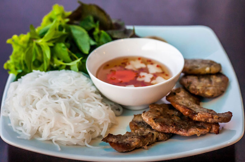 2. Bún chả. Món ăn xuất xứ từ miền Bắc Việt Nam, là thứ quà có sức sống lâu bền nhất của Hà Nội. Đây là một trong những đặc sản đặc trưng của ẩm thực Hà thành. Bún chả có nét tương tự món bún thịt nướng ở miền Trung và miền Nam, nhưng nước mắm pha có vị thanh nhẹ hơn.