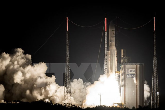 Tên lửa Ariane 5 mang theo vệ tinh địa tĩnh rời bệ phóng từ căn cứ vũ trụ Kourou tại Guyana ngày 5/5. (Nguồn: AFP/TTXVN)