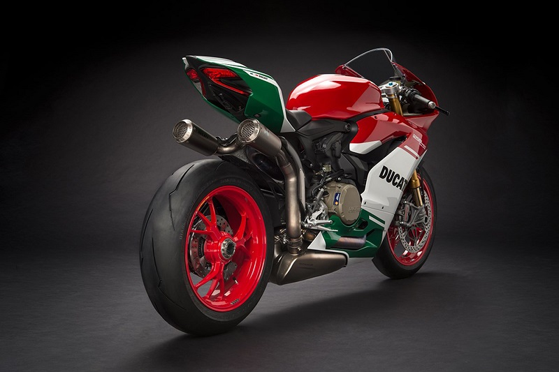 “Hàng nóng” Ducati 1299 Panigale R Final Edition trình làng. Ducati vừa chính thức giới thiệu phiên bản giới hạn và cũng sẽ là bản cuối cùng của chiếc 1299 Panigale có tên gọi đầy đủ “1299 Panigale R Final Edition”, đi kèm với mức giá 40.000 USD. (CHI TIẾT)