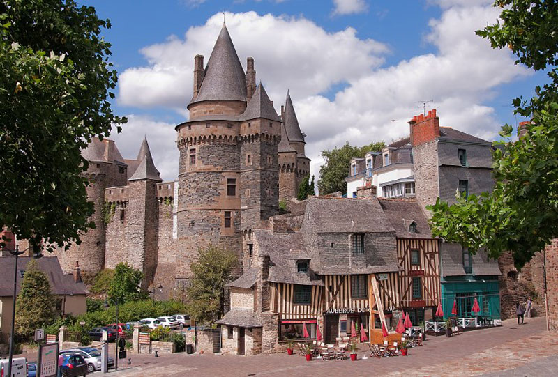 10. Lâu đài De Vitre. Lâu đài thời trung cổ nằm ở thị trấn vitre, Pháp. Lâu đài đầu tiên ở Vitre được xây bằng gỗ trên một công sự thời phong kiến 1000 năm ở đồi Sainte-Croix. Lâu đài đã bị cháy vài lần và cuối cùng được truyền lại cho thầy tu theo dòng thánh Benedictic của Tu viện Marmoutier. Lâu đài bằng đá đầu tiên do nam tước Robert đệ I của Vitré xây dựng vào cuối thế kỉ thứ 11. Địa điểm phòng thủ được chọn là một doi đất vững chắc nhìn xuống thung lũng Vilaine.