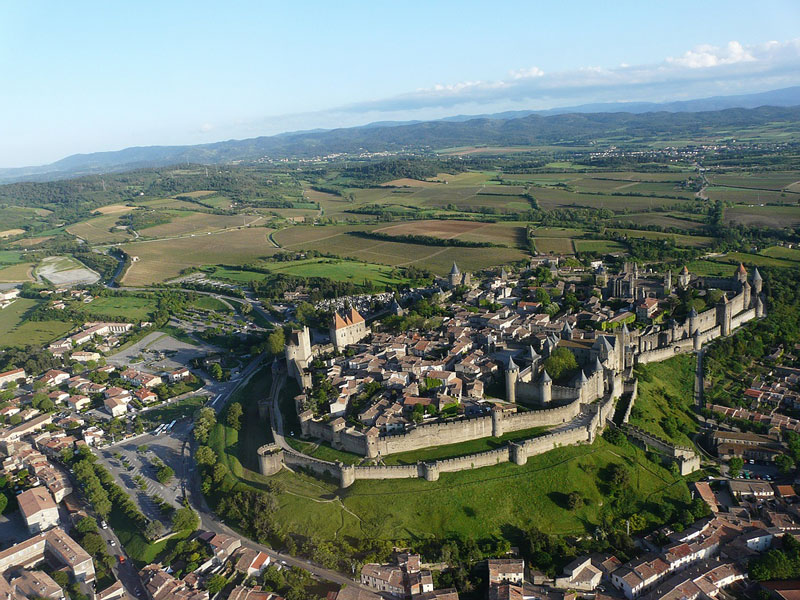 1. Thành phố pháo đài Carcassonne. Quần thể kiến trúc thời Trung Cổ nằm ở bờ phải của sông Aude tại thành phố Carcassonne, Pháp. Tòa thành đồ sộ với chu vi khoảng 3 km gồm 52 tháp canh còn tồn tại đến ngày nay, ngoài ra còn có một lâu đài và nhà thờ cổ. Carcassonne là một trong những thành phố pháo đài cổ nguyên vẹn nhất còn tồn tại đến ngày nay ở châu Âu. Năm 1997 toàn bộ khu kiến trúc này đã được UNESCO công nhận là Di sản thế giới.