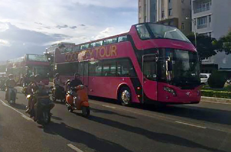 Những chiếc xe buýt hai tầng đầu tiên tại Đà Nẵng lăn bánh trong buổi đầu chính thức ra mắt.